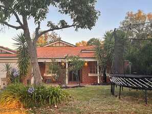 Terrace/patio - Spacious Family home! Safe, quiet street opposite park. 5min walk to shop centre (Warwick)