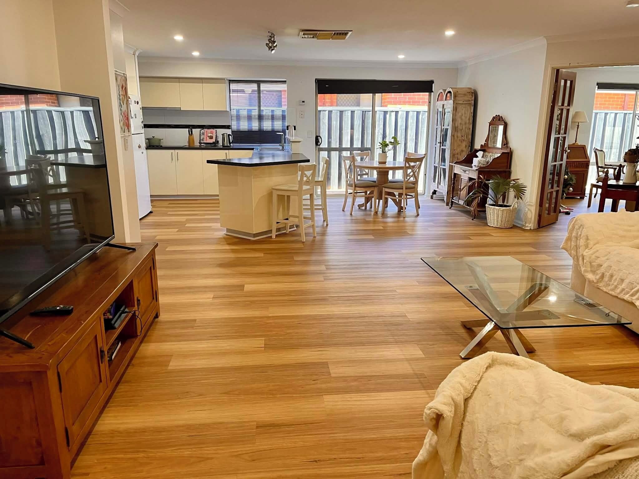 Smart-TV, Videospiele, Tischtennisplatte, Bücher