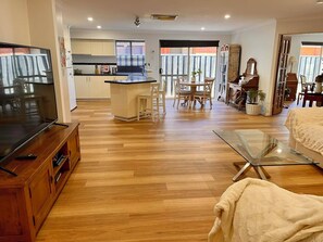 Smart-TV, Videospiele, Tischtennisplatte, Bücher