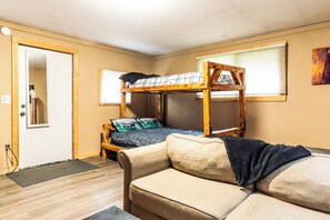 1 slaapkamer, een bureau, reisbedje, gratis wifi