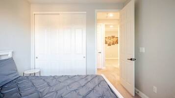 3 slaapkamers, een strijkplank/strijkijzer, wifi, beddengoed