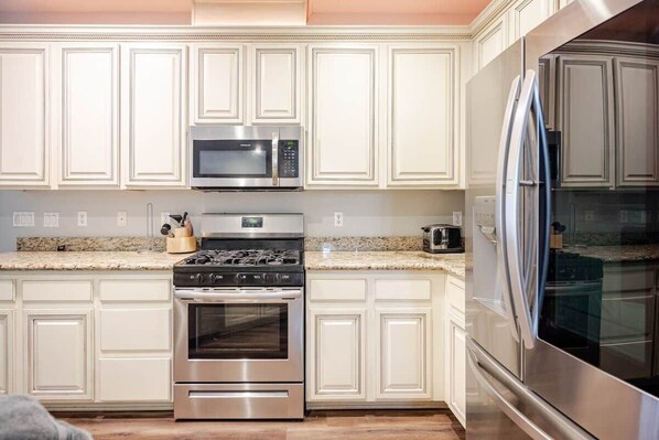 Microwave, oven, stovetop, dishwasher - LV1 Luxury Pool & Spa Desert Oasis Villa - Vegas Best! (Spring Valley)