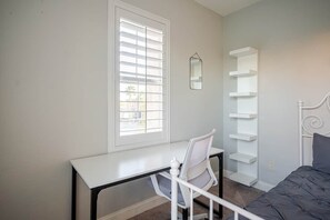 3 bedrooms, iron/ironing board, WiFi, bed sheets - LV1 Luxury Pool & Spa Desert Oasis Villa - Vegas Best! (Spring Valley)