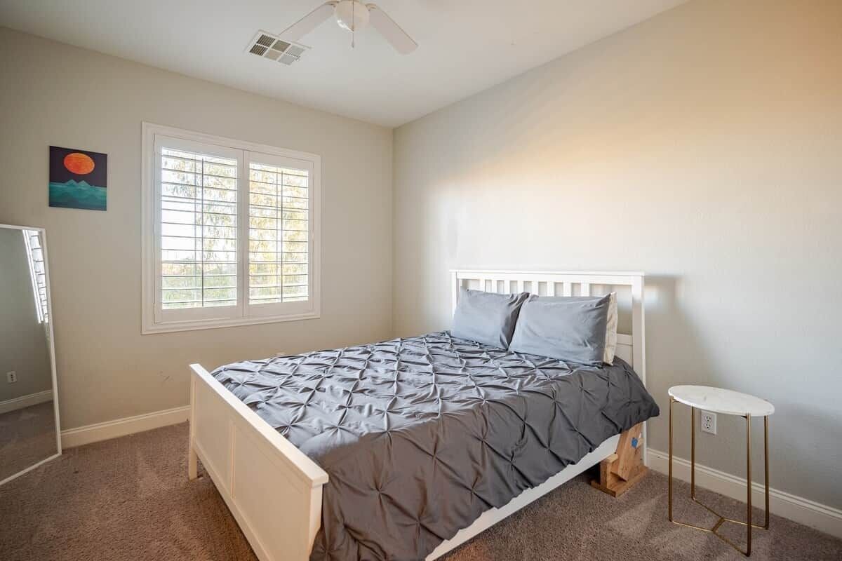 3 habitaciones, tabla de planchar con plancha, wifi y ropa de cama 