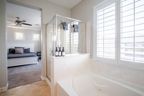 Sèche-cheveux, savon, papier toilette