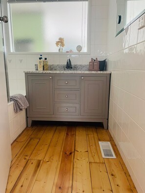 Haartrockner, Handtücher, Seife, Shampoo