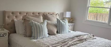 Een strijkplank/strijkijzer, gratis wifi, beddengoed