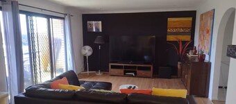 Modern Newmarket Apartment....Close to City, Shops & Transport