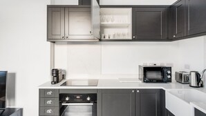 Fridge, microwave, oven, dishwasher - Blueground | Holland Park, view, nr Holland Park (London)