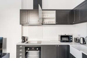 Fridge, microwave, oven, dishwasher - Blueground | Holland Park, view, nr Holland Park (London)