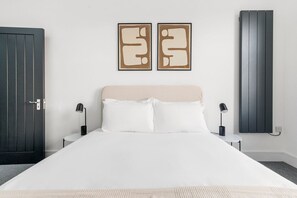 Iron/ironing board, WiFi, bed sheets - Blueground | Holland Park, view, nr Holland Park (London)