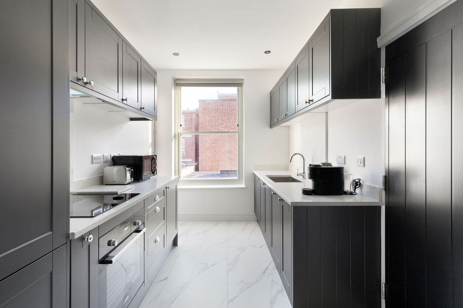 Kjøleskap, mikrobølgeovn, ovn og oppvaskmaskin