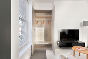 TV, stereo - Blueground | Holland Park, view, nr Holland Park (London)