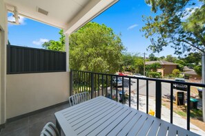 Outdoor dining - Modern Brookvale Studio | Free Parking + Balcony (Brookvale)