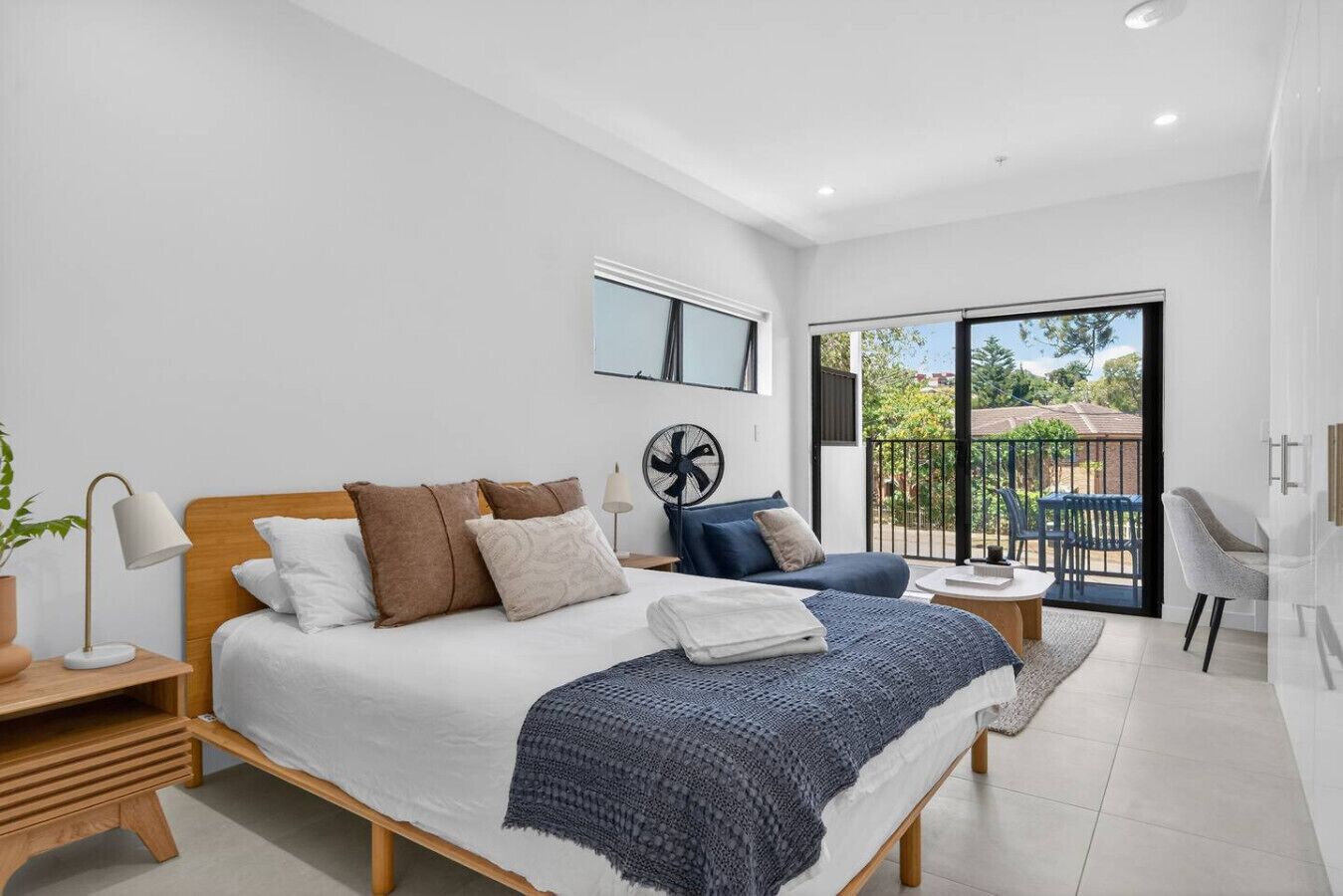 Desk, WiFi, bed sheets