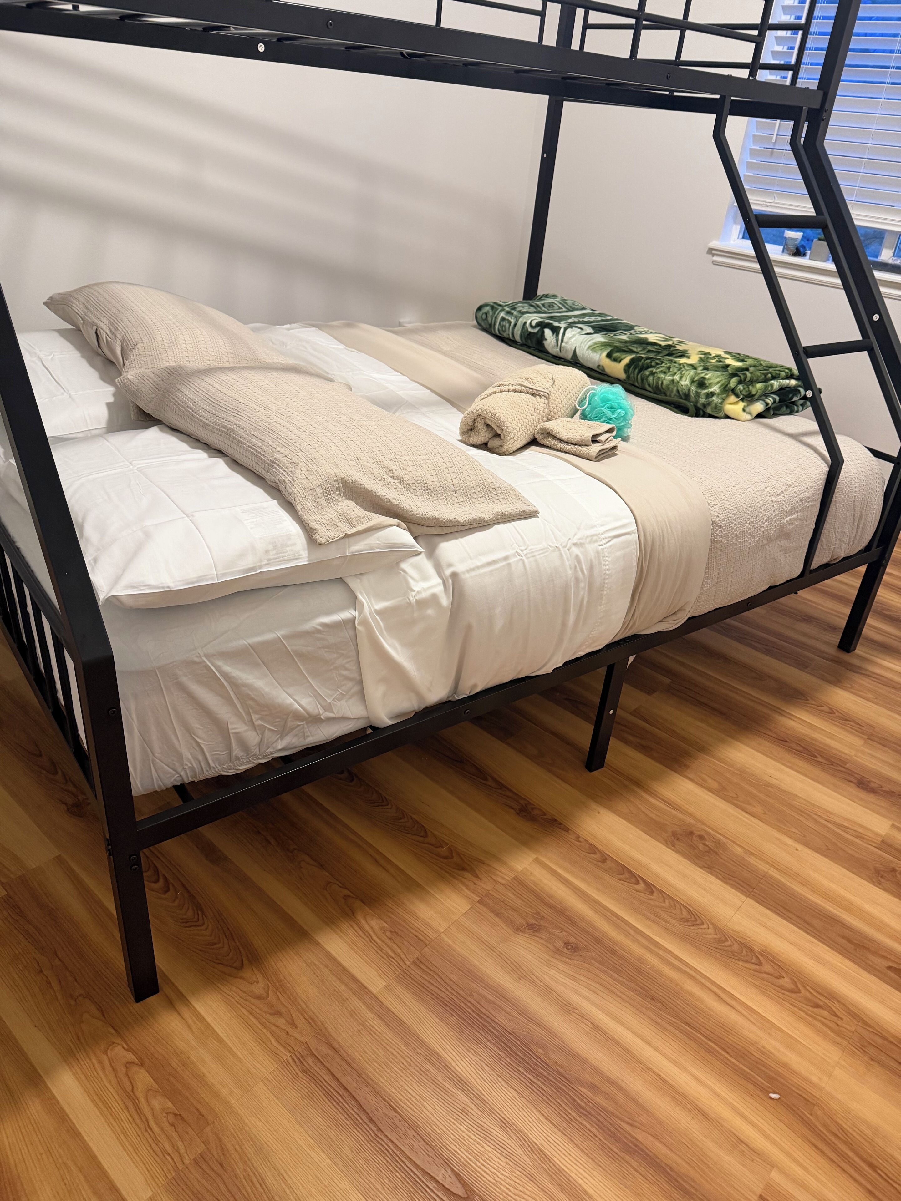 4 bedrooms, iron/ironing board, WiFi (free), bed sheets