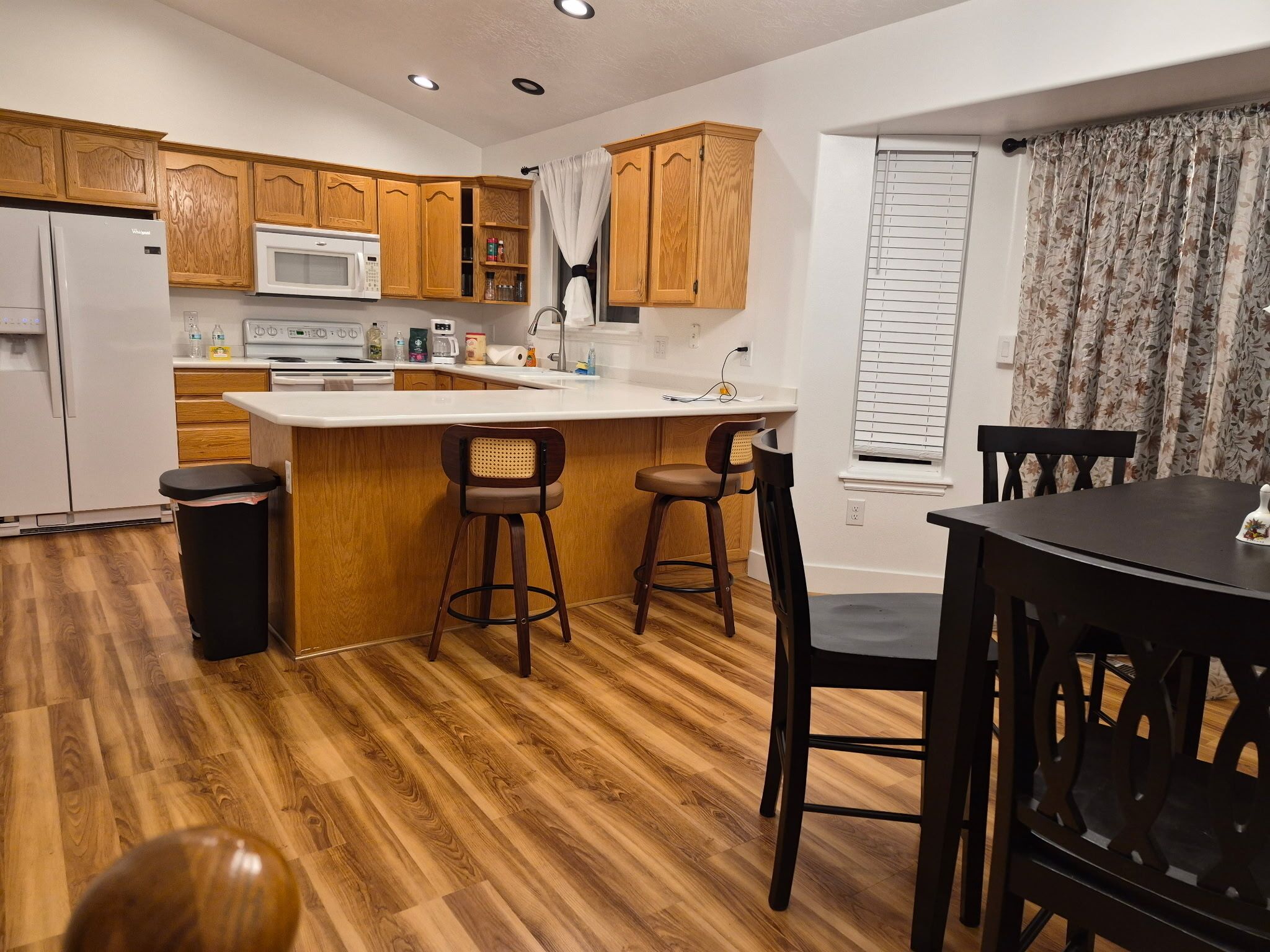 Microondas, horno, lavavajillas y cafetera y tetera 