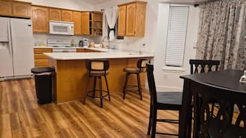 Microondas, horno, lavavajillas y cafetera y tetera