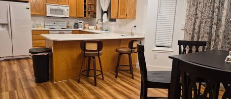 Microondas, horno, lavavajillas y cafetera y tetera