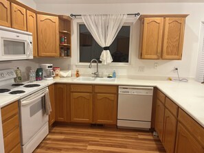 Microondas, horno, lavavajillas y cafetera y tetera 