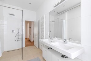 Hair dryer, towels - Blueground | Neubau, view, nr Museumsquartier (Vienna)