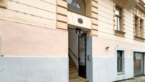 A building entrance with a staircase leading to a door marked '9'. - Blueground | Neubau, view, nr Museumsquartier (Vienna)