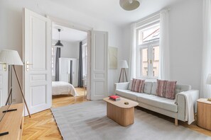 Iron/ironing board, WiFi, bed sheets - Blueground | Neubau, view, nr MuseumsQuartier (Vienna)