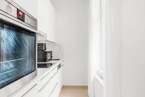 Fridge, microwave, oven, stovetop - Blueground | Neubau, view, nr MuseumsQuartier (Vienna)