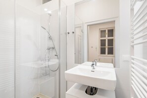 Hair dryer, towels - Blueground | Neubau, view, nr MuseumsQuartier (Vienna)
