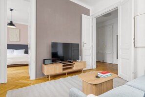 Iron/ironing board, WiFi, bed sheets - Blueground | Neubau, view, nr MuseumsQuartier (Vienna)