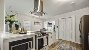 Unclassified image, 5 of 24, button - Modern Newly Renovated 3BR in Historic West End (Atlanta)