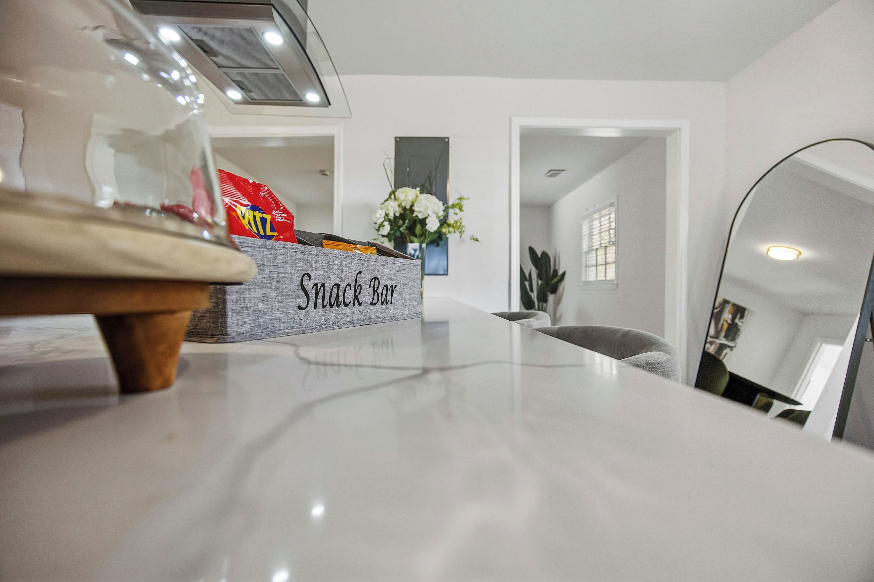 Een moderne keuken met een marmeren aanrecht, een bar voor snacks en uitzicht op de eethoek.