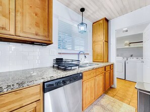 Fridge, microwave, oven, stovetop - Revolta Fairway Retreat (Mesa)