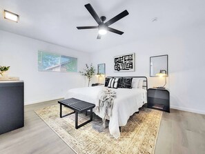 4 slaapkamers, een bureau, een strijkplank/strijkijzer, gratis wifi