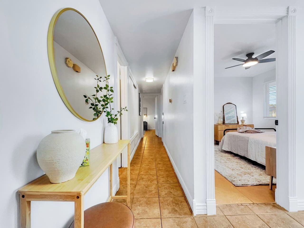 Een bureau, een strijkplank/strijkijzer, gratis wifi, beddengoed