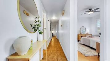 Een bureau, een strijkplank/strijkijzer, gratis wifi, beddengoed