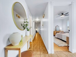 Een bureau, een strijkplank/strijkijzer, gratis wifi, beddengoed