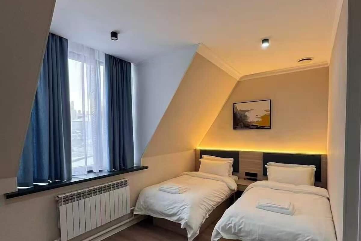 Kahden hengen comfort-huone (kaksi sänkyä), kaupunkinäköala | Ilmainen Wi-Fi