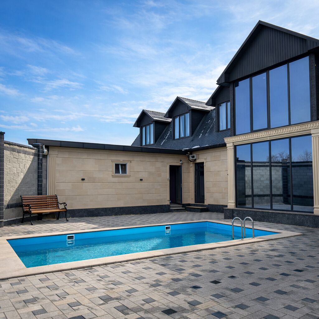 Una piscina al aire libre
