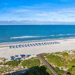 Plage, chaises longues, serviettes de plage