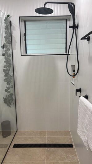 Shower, towels, soap, toilet paper - A Ray Of Sunshine - Self contained Unit (Sunshine Beach)