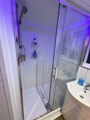 Dusche, Handtücher, Seife, Toilettenpapier