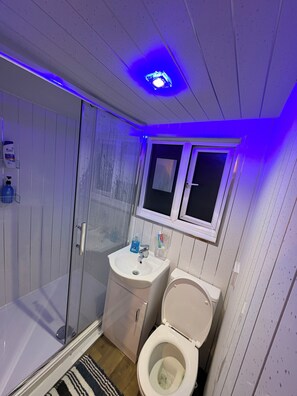 Shower, towels, soap, toilet paper - Cosy living space in Birmingham (Birmingham)