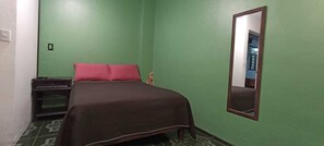 Tabla de planchar con plancha, wifi y ropa de cama 