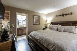 2 bedrooms, free WiFi, bed sheets - NEWLY REMODELED LUXURY WALK-IN CONDO /Heart of Branson/ Indoor Pool/Spacious (Branson)