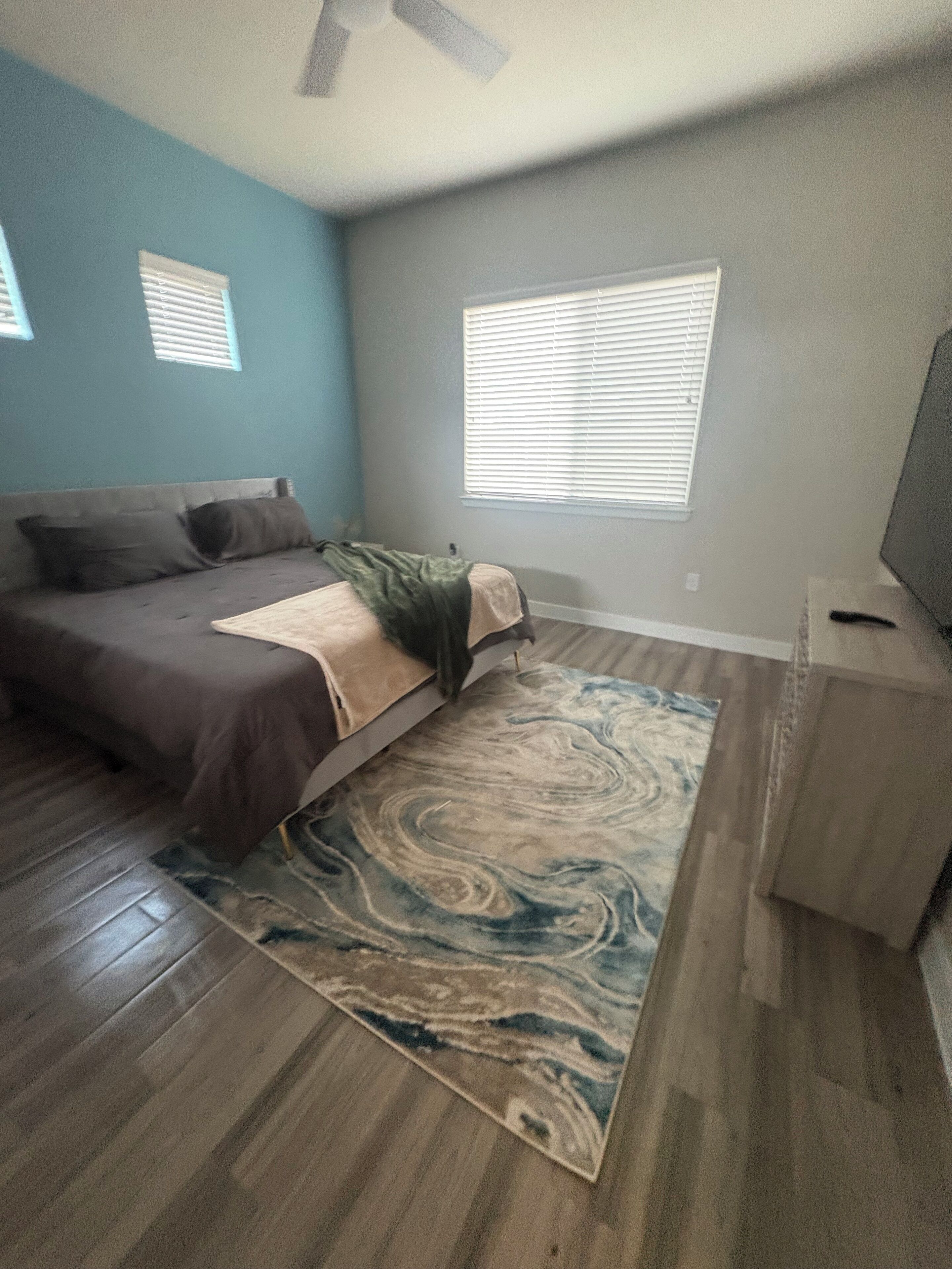 Tabla de planchar con plancha, wifi y ropa de cama 