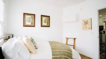 5 bedrooms, iron/ironing board, WiFi, bed sheets