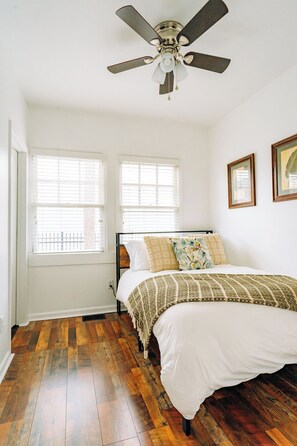 5 bedrooms, iron/ironing board, WiFi, bed sheets