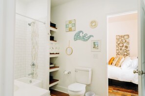 Dusche, Haartrockner, Bidet, Handtücher
