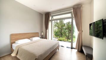 Quarto casal, vista para a colina | Cortinas blackout, ferros/tábuas de passar roupa, Wi-Fi de cortesia